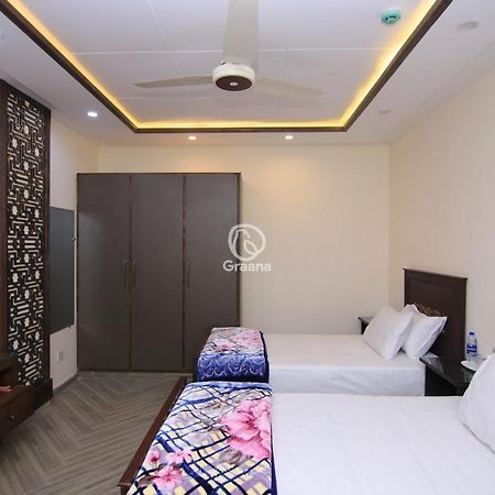 Multazam Heights, Dha Phase 8 Appartement Lahore Buitenkant foto