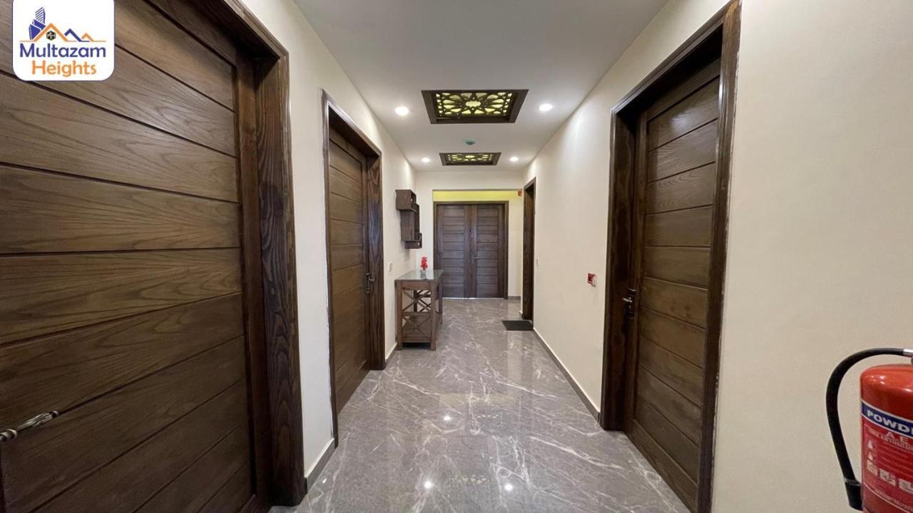 Multazam Heights, Dha Phase 8 Appartement Lahore Buitenkant foto