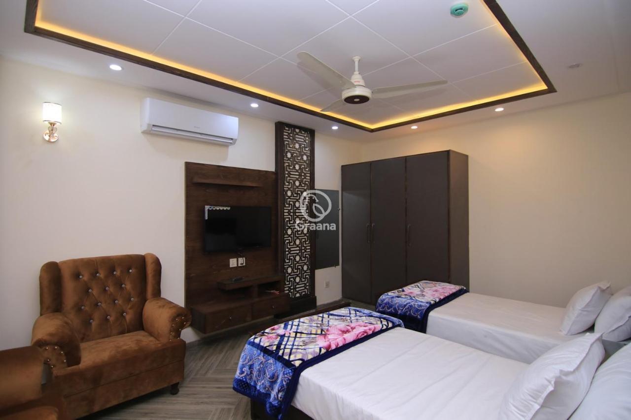 Multazam Heights, Dha Phase 8 Appartement Lahore Buitenkant foto